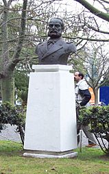Monumento al Almirante Miguel Grau (Plaza Perú) (cropped)
