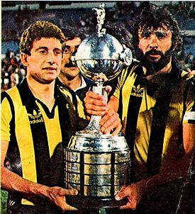 Archivo:Penarol 1982 copa