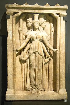 Archivo:Relief triplicate Hekate marble, Hadrian clasicism, Prague Kinsky, NM-H10 4742, 140995