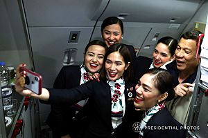 Archivo:Rodrigo Duterte with Philippine Airlines flight attendants