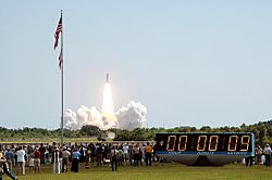 Archivo:STS 114 shuttle launch