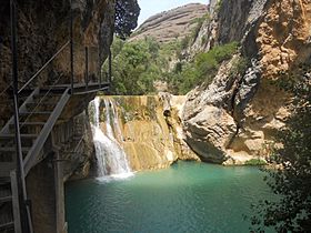 Archivo:Salto de Agua en las pasarelas del Rio Vero en Alquezar , ( Huesca ) , España. - panoramio