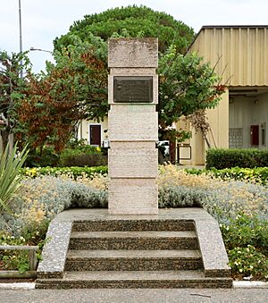 Archivo:San vincenzo, monumento a Salvo D'Acquisto, 02