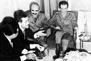 Archivo:Senior officials in the Baath Party in a rare un-official photograph with Salah Jadid from 1969