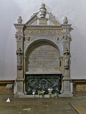Archivo:Sepulcro de Rosalía de Castro (Panteón de Gallegos Ilustres, Santiago de Compostela)
