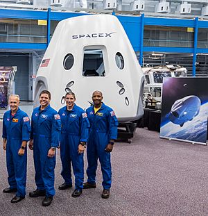 Archivo:SpaceX Dragon 2 and astronauts 2018