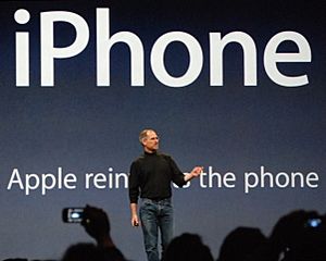 Archivo:Steve Jobs presents iPhone (cropped)