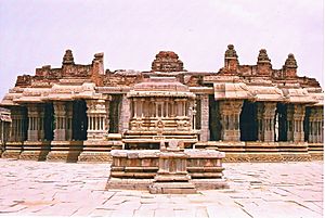 Archivo:View of dilapidated main mantapa at the Vitthala templein Hampi