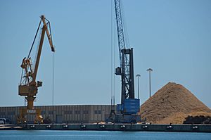 Archivo:Vista de dues grues per a càrrega i descàrrega de mercaderies a granel al Port de Tarragona