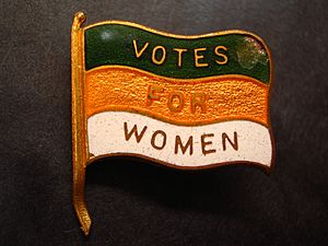 Archivo:Votes for Women lapel pin (Nancy)