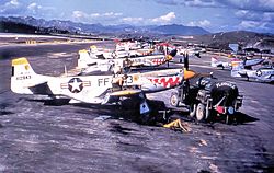 Archivo:18th Fighter-Bomber Group North American F-51D-20-NT Mustang 44-12943 Chinhae Airfield South Korea 1951