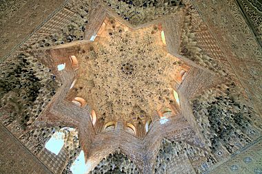 Archivo:Aa star pattern heaven in alhambra 2016 (2)