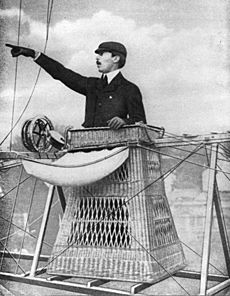 Archivo:Alberto Santos-Dumont in an airship
