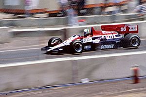 Archivo:Andrea de Cesaris 1984 Dallas