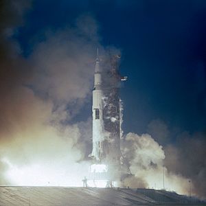 Archivo:Apollo 12 launches from Kennedy Space Center