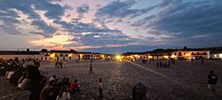 Atardecer en la palza principal de Villa de Leyva.jpg