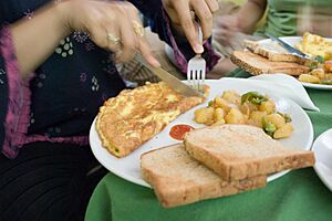 Archivo:Bread omelette in Manali (3777565066)