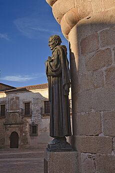 Archivo:Cáceres. Statue of San Pedro de Alcántara. Santa María square. Extremadura. Spain (4426258283)