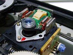 Archivo:CD Player focusing lens assembly