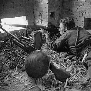 Archivo:Canadian Perth Regiment sniper in Orsogna January 1944