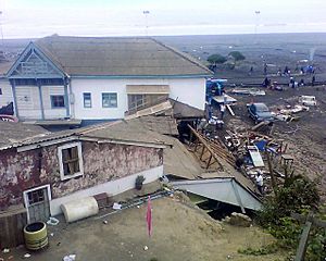 Archivo:Casa en frente de Playa Principal de Pichilemu, destruida