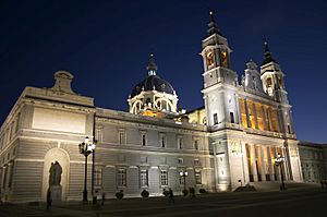 Archivo:Catedral de la Almudena-Madrid-Nocturna