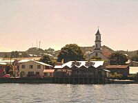 Archivo:Costanera e iglesia de Dalcahue