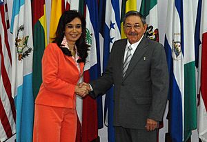 Archivo:Cristina Fernández and Raúl Castro