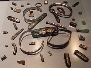 Archivo:Cuerdale Hoard at the Ashmolean Museum (cropped)