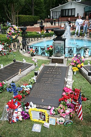 Archivo:Elvis grave Graceland