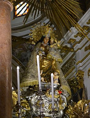 Estàtua de la mare de Déu dels Desemparats a la seua basílica de València.JPG