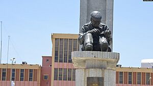 Archivo:Estátua de Agostinho Neto no Huambo