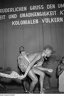 Fotothek df roe-neg 0006215 004 Auftritt eines afrikanischen Ensembles unter der.jpg