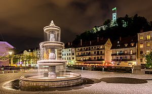 Archivo:Fuente de la Plaza Nueva, Liubliana, Eslovenia, 2017-04-14, DD 50-52 HDR