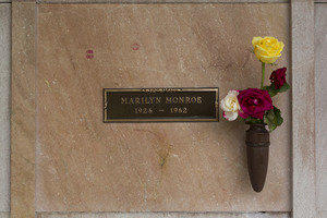 Archivo:Grave stone of Marilyn Monroe at Pierce Brothers Westwood Village Memorial Park Cemetery, 1218 Glendon Avenue, Los Angeles, California LCCN2013632347