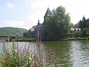 Archivo:Hastière-par-Delà EAIIJPG