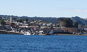 Iglesia de Dalcahue y Dalcahue.JPG