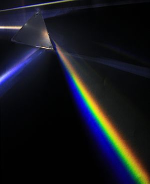 Archivo:Light dispersion of a mercury-vapor lamp with a flint glass prism IPNr°0125