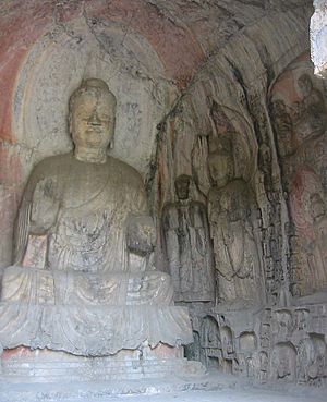 Archivo:Longmen-binyang-south-cave-rear-and-north-walls