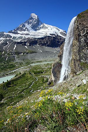 Archivo:Matterhorn and waterfall
