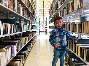 Archivo:Niño en Biblioteca de la Universidad Nacional Autónoma de México