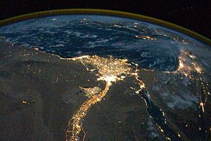 Archivo:Nile River Delta at Night cropped
