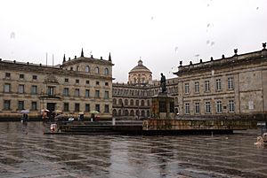 Archivo:Plaza de Bolívar con Bolívar Libertador en la lluvia
