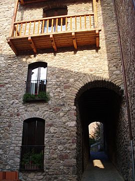 Porta al pati d'armes- El Castell de la Pobla de Lillet.JPG
