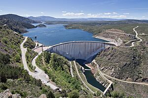 Archivo:Presa de El Atazar - 01