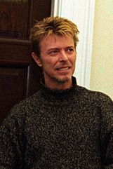 Archivo:President Bill Clinton speaks with David Bowie and his band (cropped)