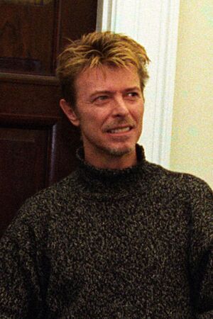 Archivo:President Bill Clinton speaks with David Bowie and his band (cropped)