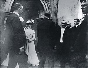 Archivo:President McKinley Greeting Well-Wishers at a Reception in the Temple of Music. September 6, 1901 (minutes before he was shot)
