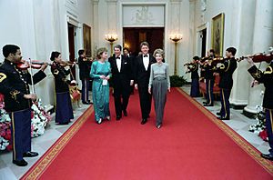 Archivo:President Ronald Reagan and Nancy Reagan with Bill Clinton and Hillary Clinton walking in the Cross Hall