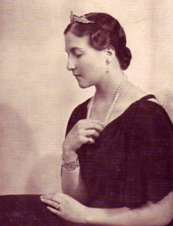 Princess Isabelle d'Orléans et Bragance, Comtesse de Paris.png